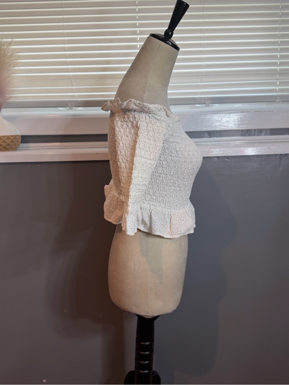 American Eagle White Smocked Off Shoulder Eyelet Ruffle Top XS - Picture 6 of 9